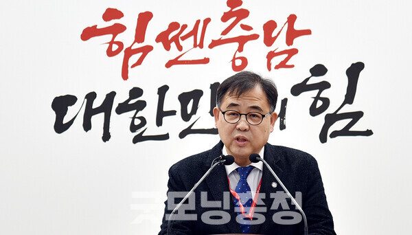 충남도 강성기 기획조정실장은 19일 “(충남도의회) 오인환 더불어민주당 원내대표(논산2)께서 ‘도지사 공약 131건 중 8건이 완료됐다’고 말씀하신 사항은 전혀 사실이 아니다”라고 말했다. (굿모닝충청=김갑수 기자)