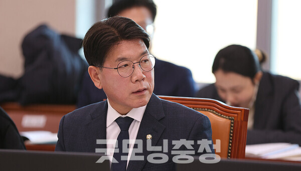 더불어민주당 이재관 국회의원(충남천안을)은 20일 “권선동 원내대표와 국민의힘은 야당 탓 그만하고 반도체 특별법 처리에 협조하라”고 밝혔다. (자료사진: 페이스북/ 굿모닝충청=김갑수 기자)