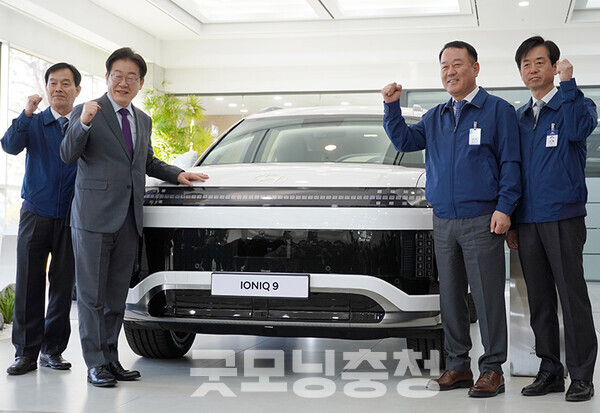 이 대표는 또 “자동차 산업은 대한민국 일자리와 경제 발전에 큰 역할을 했다”며 “공정을 보면서 앞으로는 로봇, 인공지능에 의해 대체될 것이란 생각도 들었다. 실질적으로 산업 전환을 준비해야 한다. 피할 수 없다”고 강조했다. (사진=굿모닝충청 이종현 기자)