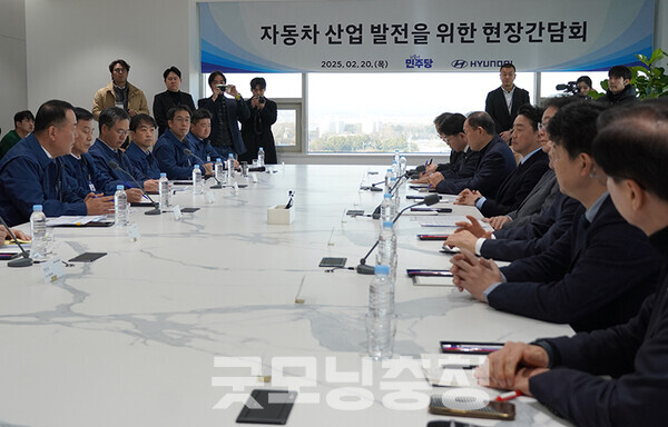 이 대표는 또 “자동차 산업은 대한민국 일자리와 경제 발전에 큰 역할을 했다”며 “공정을 보면서 앞으로는 로봇, 인공지능에 의해 대체될 것이란 생각도 들었다. 실질적으로 산업 전환을 준비해야 한다. 피할 수 없다”고 강조했다. (사진=굿모닝충청 이종현 기자)