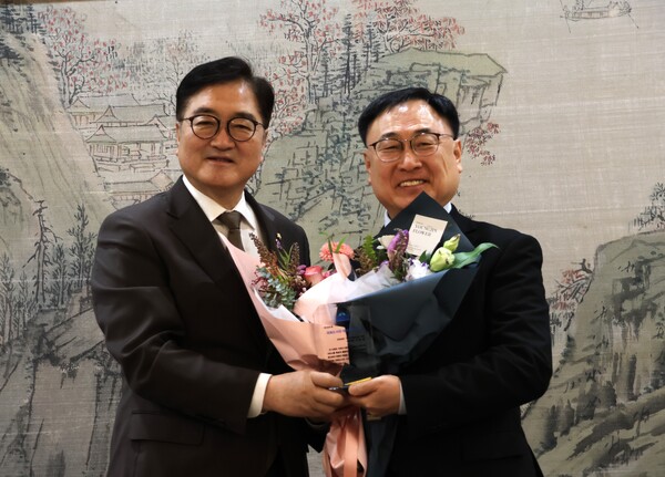 더불어민주당 이광희 의원이 국회도서관이 주관하는 '국회도서관 이용 최우수 국회의원상'을 수상했다. 20일 개최한 시상식에서 우원식 국회의장과 이광희 의원이 기념촬영을 하고 있다. (사진=의원실)