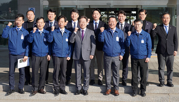 한편 이날 간담회에는 이 대표와 충남도당 위원장인 문진석 국회의원(충남천안갑), 이재관 국회의원(충남천안을), 복기왕 국회의원(충남아산갑), 강훈식 국회의원(충남아산을), 산업통상자원중소벤처기업위원회 간사인 김원이 국회의원(전남목포), 이해식 국회의원(서울강동을) 등이 함께했다. 또 현대자동차 이종석 사장, 이항부 부사장, 박세국 아산공장장 등 경영진 등이 참석했다. (사진=굿모닝충청 이종현 기자)