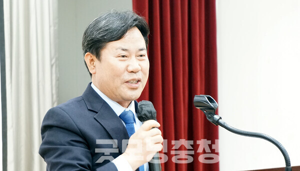 박정현 부여군수는 20일 금강하구 복원과 관련 “대선 때 후보가 이 문제를 국정과제로 수용한다면 가능성이 굉장히 높아진다”며 “(대선공약으로) 안 받으면 대통령 (후보를) 지지하지 않으면 된다”고 말했다. (굿모닝충청=김갑수 기자)