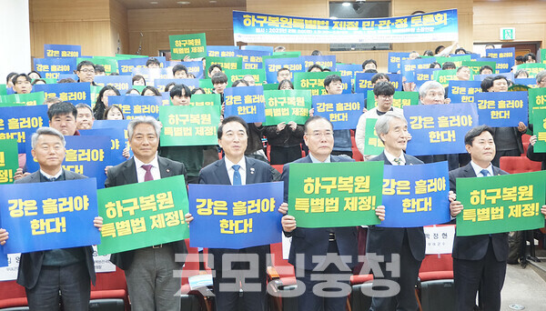 박정현 군수는 또 자리에 함께한 더불어민주당 이개호 국회의원(전남담양·함평·영광·장성), 박수현 국회의원(충남공주·부여·청양)에 대해 “(이 의원은) 농림부 장관 하실 때 제게 많이 시달림을 받으셨다. 인연이 참 깊다”며 “박 의원은 저와 실과 바늘 관계다. 제가 바늘이고 박 의원이 실이다. 제가 콕콕 찔러야 일이 된다”고 말했다.