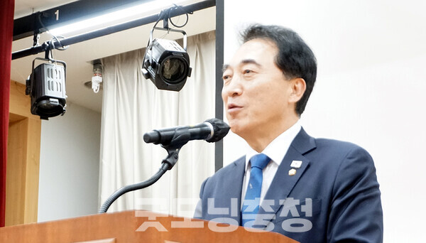 더불어민주당 박수현 국회의원(충남공주·부여·청양)은 20일 금강하구 복원(해수유통)과 관련 “우리 소망대로 언젠가 금강하굿둑이 우리 손으로 철거될 수 있다면, 기수역을 복원할 수 있다면 그때의 금강은 역사의 강이자 경제의 강, 생태환경의 강이 될 것”이라고 말했다. (굿모닝충청=김갑수 기자)