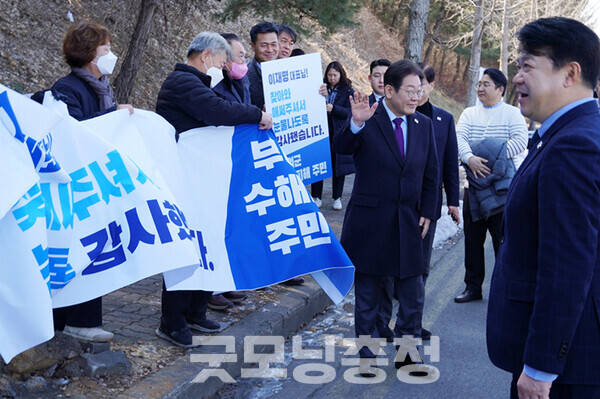 충남 부여군민 10여 명이 20일 현대자동차 아산공장을 찾은 이재명 더불어민주당 대표의 일정이 마무리될 때까지 정문 앞에서 기다려 그 배경에 관심이 쏠린다.(굿모닝충청 이종현 기자)