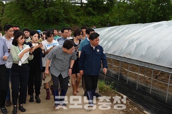 참고로 이 대표는 박정현 군수를 비롯해 당 지도부 등과 2년 전 수해복구 현장을 찾아 구슬땀을 흘렸다. 지난해에는 당 지도부와 국회의원들이 부여를 찾았다. (자료사진=부여군 제공/굿모닝충청=이종현 기자)