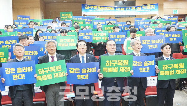 충남도의 최대 숙원 중 하나인 금강하구 생태복원(해수유통)에 대한 연구와 공감대 형성은 사실상 마무리됐고, 마지막으로 재원 문제만 남았다는 주장이 제기됐다. (왼쪽부터 유승광 국가하구생태복원전국회의 상임의장, 황종헌 충남도 정무수석, 박수현 국회의원, 이개호 국회의원, 허재영 국가하구생태복원전국회의 상임고문, 박정현 부여군수/ 굿모닝충청=김갑수 기자)