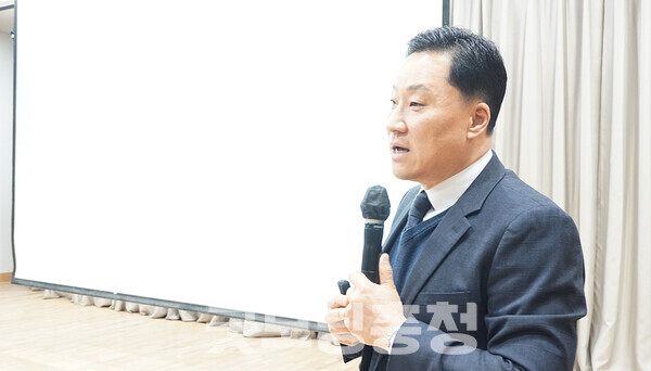 충남연구원 김영일 선임연구위원은 20일 오후 부여문화원 소공연장에서 열린 ‘하구복원 특별법 제정 민·관·정 토론회’에서 ‘하구복원의 현재와 미래(금강하구를 중심으로)’를 주제로 발제를 진행했다.