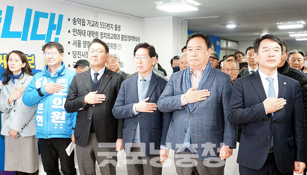  오는 4월 2일 치러지는 충남도의회 당진시 제2선거구 재선거 주자인 더불어민주당 구본현 예비후보의 선거사무소 개소식이 22일 송악읍 현장에서 개최됐다. (왼쪽부터 부인 박미미 씨, 구본현 예비후보, 김교흥 국회의원, 양승조 전 충남지사, 어기구 국회의원, 문진석 충남도당 위원장/ 굿모닝충청=김갑수 기자)