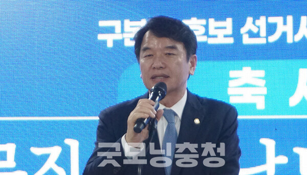 문진석 충남도당 위원장은 “정치가 국민을 걱정해야 하는데 국민께서 정치를 걱정하게 만든 것 같아 죄송하다. 구 예비후보를 모시고 더 잘하겠다”고 약속헸다.