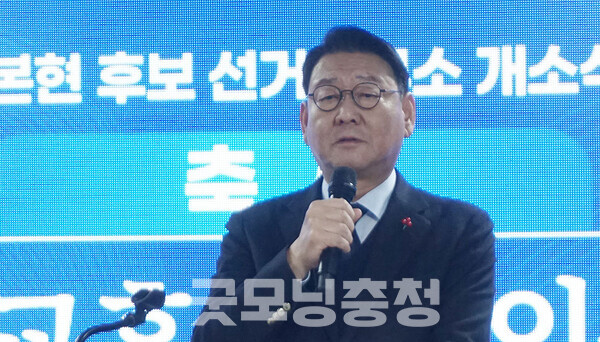 김교흥 의원은 “구 예비후보는 17대 국회 때 제 비서관과 보좌관을 했다. 제가 6번 출마해서 3번 당선됐는데, 계속 당선됐으면 구 예비후보는 인천의 구청장 또는 국회의원을 했을 것”이라고 말했다.​