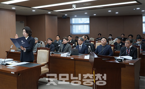 전 후보자는 안장헌 의원(민주‧아산5)의 뉴라이트 관련 추가 질의에 대해선 “이명박 정부를 지지하기 위해 과거 운동권을 하셨던 분들이 우파로 오신 것을 언론인이 뉴라이트라고  명명한 것”이라면서 “저는 보수 성향이다. 정치세력으로부터 뉴라이트와는 상관이 없다. 원래부터 라이트였다”고 반박했다. (사진=굿모닝충청 이종현 기자)