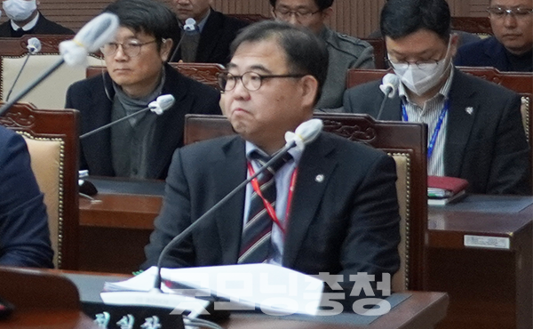 전 후보자 검증 중 증인으로 출석한 강성기 도 기획조정실장은 안장헌 의원 질의에 다소 오해의 소지의 발언을 했고, 사과하는 일이 벌어지기도 했다. (사진=굿모닝충청 이종현 기자)