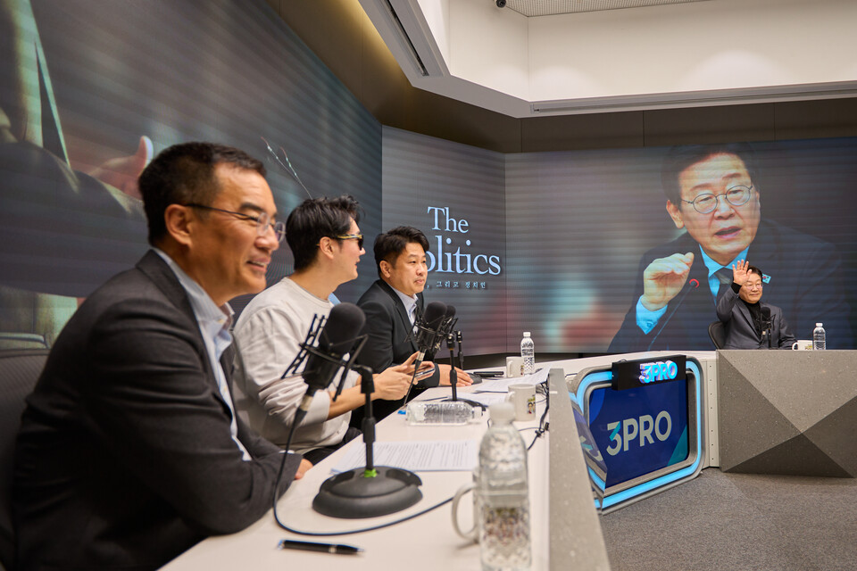 더불어민주당 이재명 대표가 24일 삼프로TV에 출연해 자신의 경제 정책 방향과 비전을 설명했다. 이 대표와 진행자들이 오픈 스튜디오 밖 시민들에게 인사를 하고 있다. (사진=민주당)