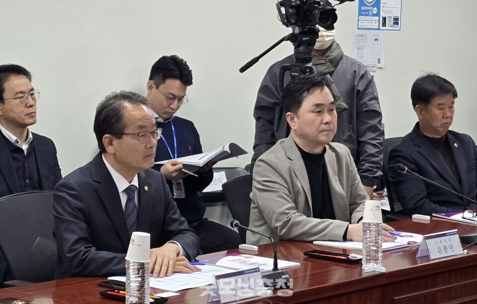 더불어민주당 강준현 의원과 무소속 김종민 의원은 25일 오전 서울 여의도 국회의원회관에서 열린 국회의원 시정간담회에 참석했다. (사진=굿모닝충청 설인호 기자)