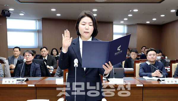 충남도의회 더불어민주당 의원(원내대표 오인환)들은 25일 “김태흠 지사는 충남연구원 수장 자리에 연구윤리를 위반해 석사학위를 반납하고 뉴라이트 역사관을 탑재한 전희경 후보자 임명 절차를 즉각 중단하라”고 촉구했다. (자료사진: 충남도의회 홈페이지/ 굿모닝충청=김갑수 기자)