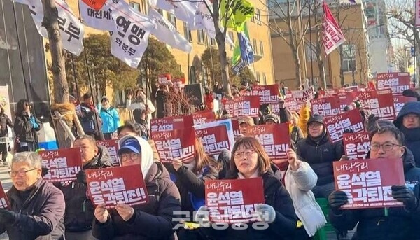 지난 22일 충북도청 서문 앞에서 열린 '윤석열 퇴진 충북도민 시국대회' 모습. 사진=박진희 충북도의원/굿모닝충청 김종혁 기자