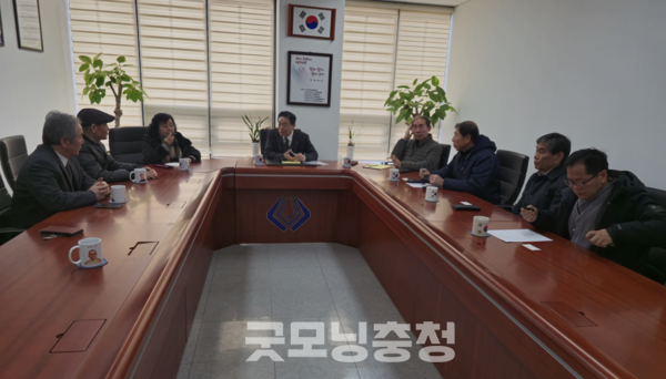 광복회 회원이자 독립운동가 후손들인 민족통일광복회 일동은 지난 25일 오후 3시 독립기념관 관장실을 찾았다. (사진: 만족통일광복회 제공/굿모닝충청=노준희 기자)