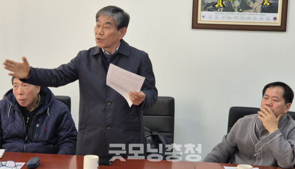 퇴장하는 김형석 관장에게 항의하는 이해석 씨. (사진: 민족통일광복회 제공/굿모닝충청=노준희 기자)