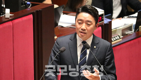 더불어민주당 강훈식 국회의원(충남아산을)은 26일, 한동훈 전 국민의힘 대표를 겨냥 “여당 대표 하면서 계엄을 해제시키는 데 앞장선 건 참 다행”이라며 “(그러나) 누구를 평가하고 대선 몸풀기를 하기 보다는 본인을 좀 돌아보는 시간이 필요하다는 생각이 든다”고 말했다. (자료사진: 의원실 제공/ 굿모닝충청=김갑수 기자)