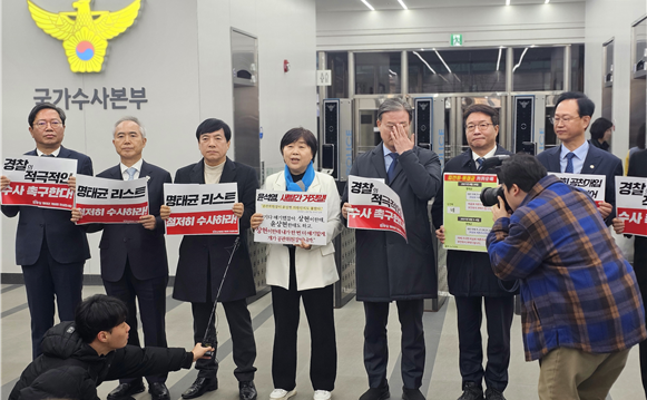 더불어민주당 명태균 게이트 진상조사단이 27일 서울 서대문 경찰청 국가수사본부 앞에서 '명태균 게이트'에 대한 경찰의 철저한 수사를 촉구하는 기자회견을 하고 있다. (사진=민주당)