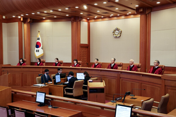 문형배 헌법재판소장 권한대행과 재판관들이 27일 서울 종로구 헌법재판소 대심판정에서 열린 마은혁 재판관 후보자 불임명 관련 권한쟁의심판 선고에 입장해 자리하고 있다.(사진=연합뉴스)
