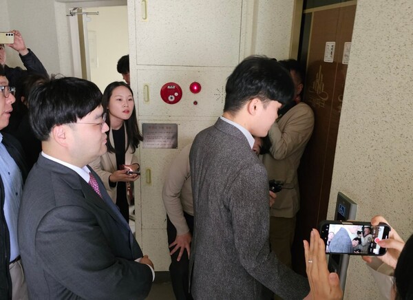 '김건희 씨 공천 개입 의혹'의 핵심 인물인 명태균 씨의 불법 여론조사 혐의 등을 수사 중인 검찰이 31일 오전 11시께부터 오후 3시까지 명씨 자택을 압수수색한 뒤 돌아가고 있다. 2024.10.31. 연합뉴스