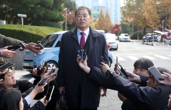 '김건희 씨 공천 개입 의혹' 핵심 인물인 명태균 씨 변호인 남상권 변호사가 19일 오전 경남 창원시 성산구 창원지방검찰청(창원지검)에서 취재진 질문에 답하고 있다. 2024.11.19. 연합뉴스