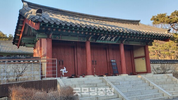 효창공원에 안장된 네 명의 대한민국 임시정부의 요인들과 삼의사를 모시는 사당 의열사의 관문인 의열문.(사진=굿모닝충청 조하준 기자)