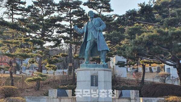 이봉창 의사를 기념하는 동상. 일왕에게 수류탄을 던지는 장면이 묘사돼 있다.(사진=굿모닝충청 조하준 기자)
