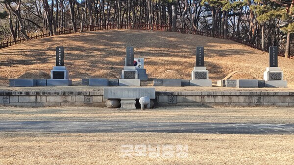 효창공원에 있는 삼의사의 묘와 안중근 의사의 가묘. 안중근 의사의 유해가 발견되면 이곳에 안장될 예정이나 115년이 흐른 현재까지도 그 유해를 찾지 못하고 있다.(사진=굿모닝충청 조하준 기자)