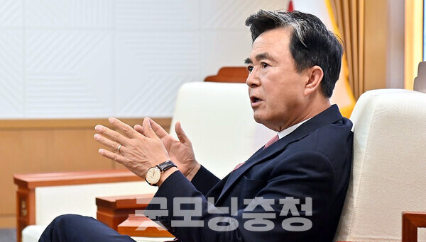 김태흠 충남지사의 제106주년 3.1절 기념사 대상이 도민에서 국민으로 바뀌면서 이런저런 해석이 나오고 있다. 그동안 대선 출마 여부에 대한 질문에 ‘도정 우선’ 원칙을 밝혀온 김 지사가 생각을 바꾼 것 아니냐는 관측이 조심스럽게 제기되고 있는 것. (자료사진: 페이스북/ 굿모닝충청=김갑수 기자)