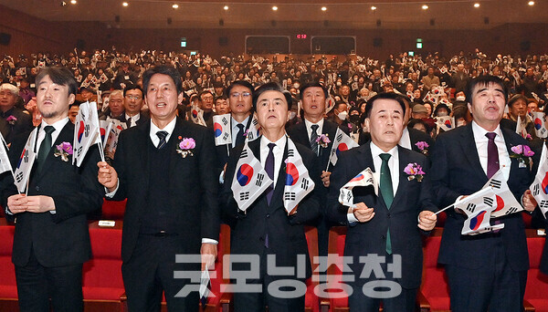 김태흠 지사는 ‘개헌과 통합으로 국가 대전환을 이루어 나갑시다’라는 제목의 3.1절 기념사를 통해 제왕적 대통령제 폐기와 내각제 또는 이원집정부제 도입, 지방분권, 행정 체제 개편 등을 골자로 한 개헌 필요성을 역설했다. (충남도 제공)