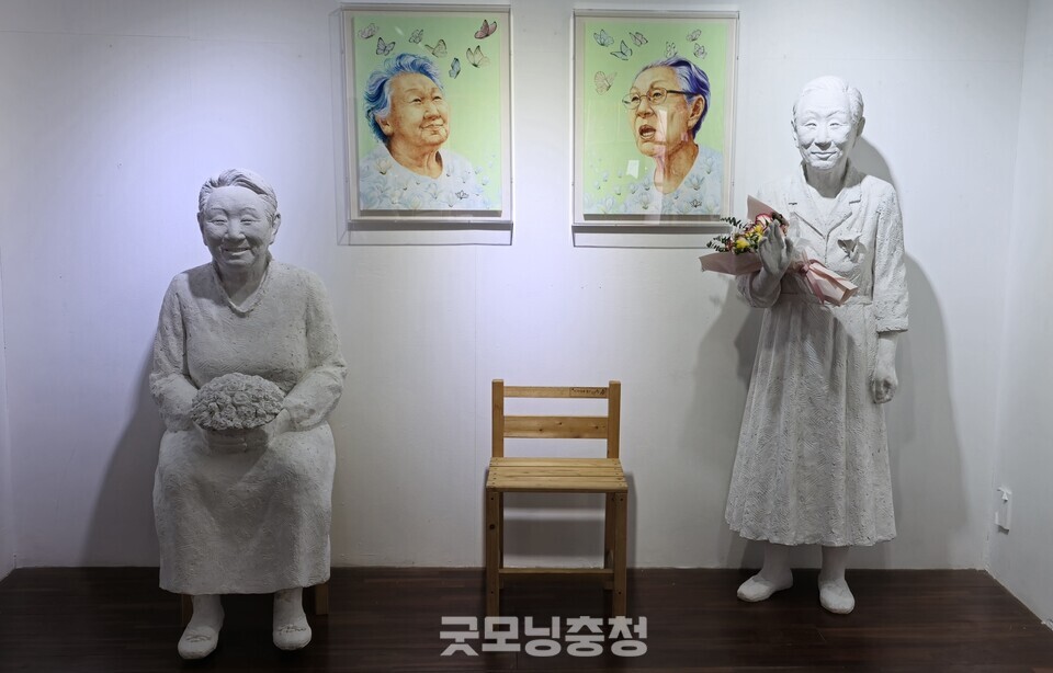 김복동의희망과 아트필드갤러리는 오는 10일까지 서울 문래동 아트필드갤러리 2관에서 '내 이름은 김복동' 전(展)을 진행한다. '김복동의희망' 갤러리에 전시된 길원옥 할머니 상(왼쪽)과 김복동 할머니 상(오른쪽). (사진=굿모닝충청 서라백 기자)