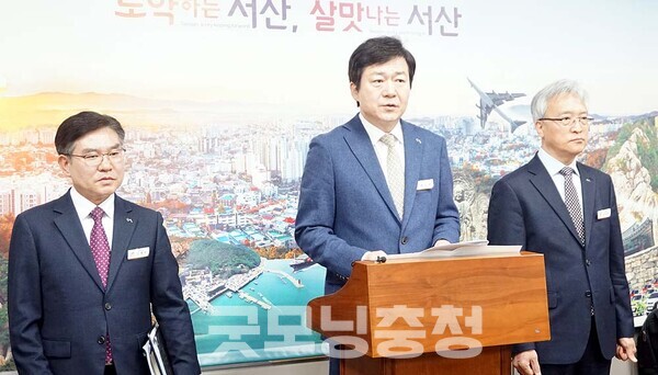 충남 서산시 예천지구 공영주차장(초록광장) 조성사업에 대한 서산태안환경운동연합 등의 공익감사 청구에 대해 감사원이 각하 또는 기각 결정을 한 것으로 확인됐다. (왼쪽부터 신현우 기획예산담당관,  홍순광 부시장, 김영호 건설교통국장/ 굿모닝충청=김갑수 기자)