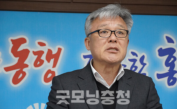 충남 홍성군이 주요 개발 사업과 연계해 공영주차장 추가 확보에 나서고 있다. 다만 공영주차장 확보가 시급한 내포신도시의 경우 대책이 뚜렷하게 나오지 않아 주민들의 불편은 한동안 이어질 전망이다. (김주환 군 지역개발국장. 사진=굿모닝충청 이종현 기자)