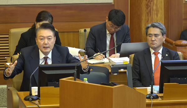 윤석열 대통령이 2월 4일 서울 종로구 헌법재판소에서 열린 본인의 탄핵심판 5차 변론에 피청구인으로 출석해 진술하고 있다.(사진=연합뉴스)