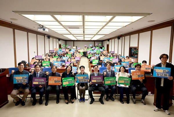 더불어민주당 박정현 국회의원(대전 대덕)은 5일, 국회서 '마을공동체 활성화'를 위한 토론회를 개최했다.(사진:의원실 제공/굿모닝충청=이동우 기자)