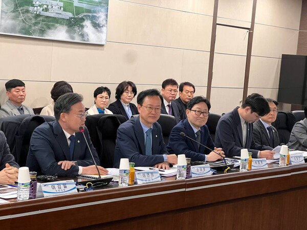 '충대세민주포럼'은 7일 오전 청주국제공항에서 간담회와 현장 시찰을 진행했다. 포럼 사무부총장 송재봉 의원이 발언하고 있다. (사진=의원실) 