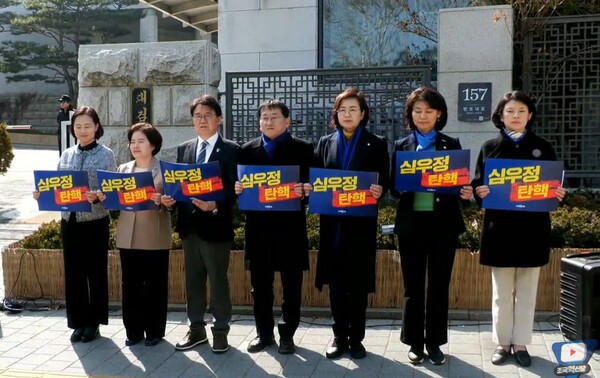 조국혁신당 의원들은 11일 오후 대검찰청 앞에서 심우정 검찰총장의 사퇴를 촉구하는 기자회견을 열었다. (사진=조국혁신당)