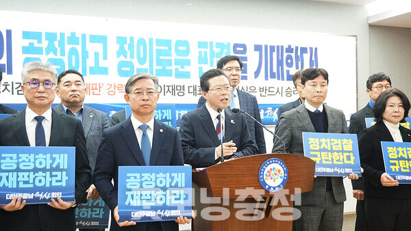 더민주충남혁신회의 장기수 상임공동대표는 12일 “(차기 지방선거와) 조기 대선 등 이런 부분을 얘기하는 것은 적절치 않다고 생각하다”며 “지금 저희들의 최대 목표는 내란 세력을 척결하고 새로운 대한민국을 만드는 것”이라고 말했다. (왼쪽부터 유창석 공동대표, 김기두 공동대표, 장기수 상임공동대표, 전문학 공동대표, 설미경 민주당 충남도당 자치분권 위원장/ 굿모닝충청=김갑수 기자)