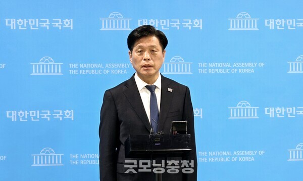 13일 오전 검찰을 향해 윤석열 대통령 구속취소 결정에 즉시항고할 것을 촉구하는 논평을 발표한 더불어민주당 조승래 수석대변인의 모습.(사진=굿모닝충청 설인호 기자)