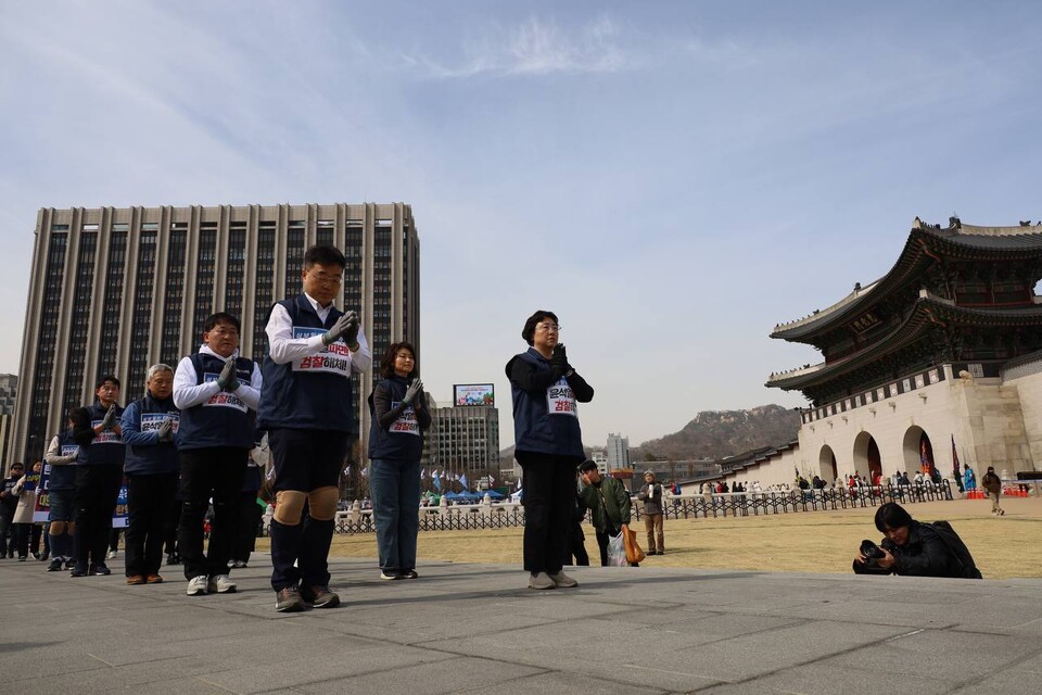 조국혁신당은 13일 오전 오전 광화문광장 이순신 장군 동상 앞부터 헌법재판소까지 약 1.6km를 삼보일보로 행진했다. (사진=조국혁신당)