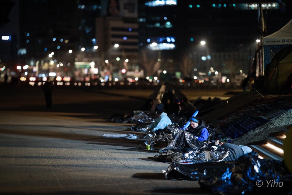 12일 밤 광화문 앞에서 철야 농성 중인 시민들. (사진=이호 작가) 
