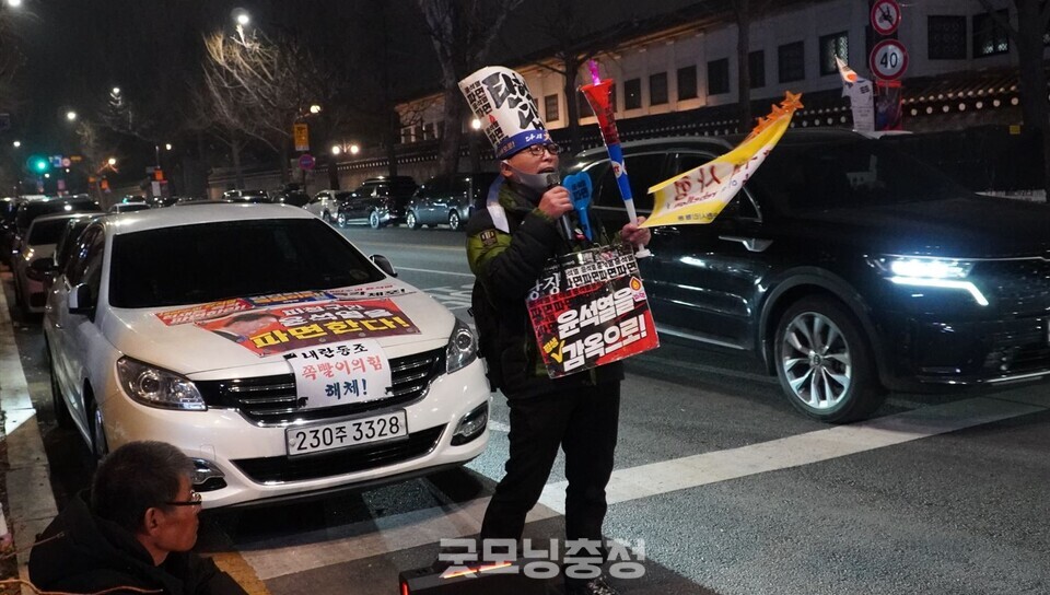 15일 오후 서울 광화문 앞에서 내란수괴 윤석열 파면 촉구 범시민대회가 개최됐다. 한 시민이 피켓과 응원봉 등을 들고 '윤석열 파면'을 외치고 있다.  (사진=굿모닝충청 설인호 기자)