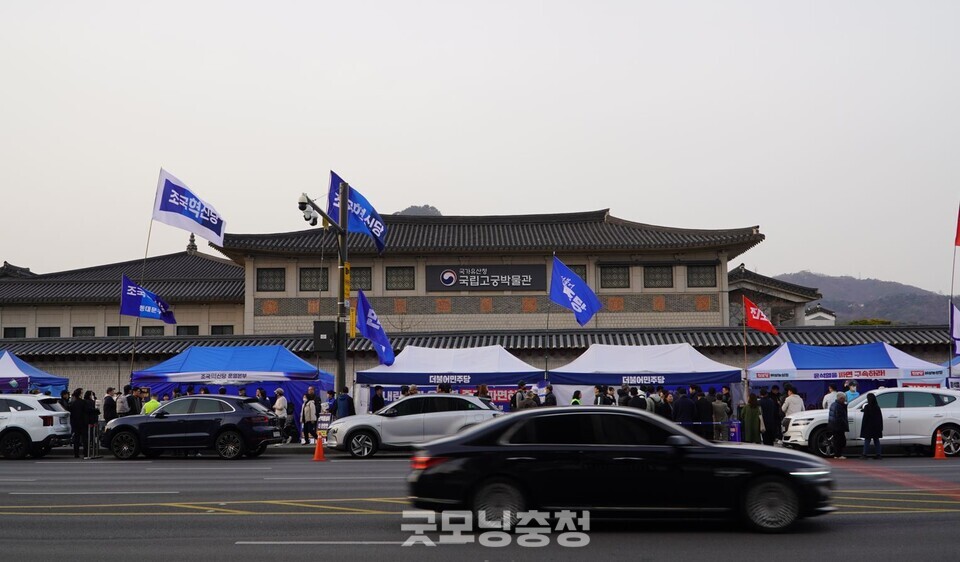 15일 오후 서울 광화문 앞에서 내란수괴 윤석열 파면 촉구 범시민대회가 개최됐다. 경복궁 국립고궁박물관 앞에 야당과 시민단체의 천막이 즐비하게 늘어서 있다. (사진=굿모닝충청 설인호 기자)