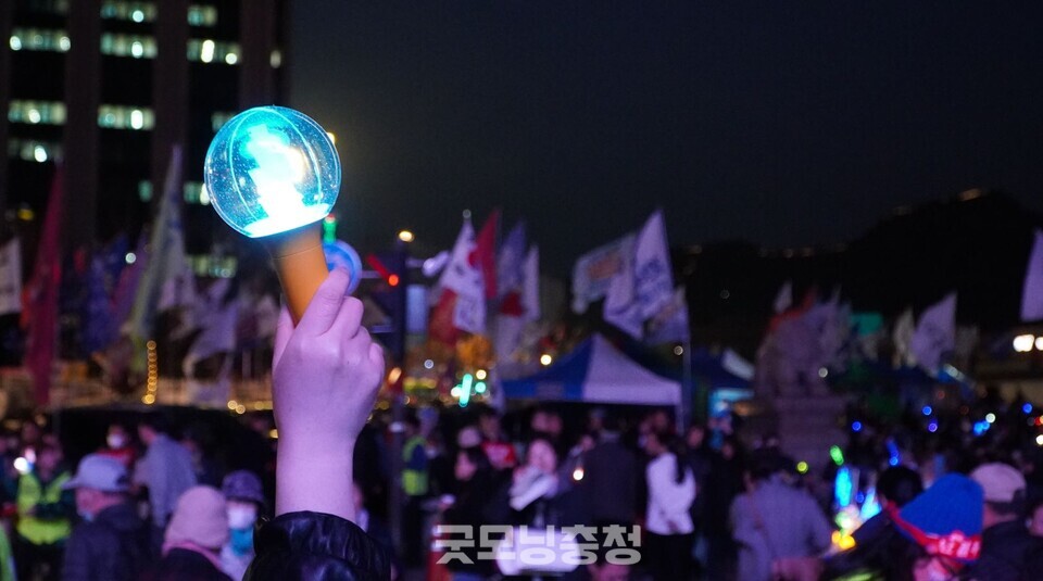 15일 오후 서울 광화문 앞에서 내란수괴 윤석열 파면 촉구 범시민대회가 개최됐다. 시민들이 응원봉을 흔들며 구호를 외치고 있다. (사진=굿모닝충청 설인호 기자)