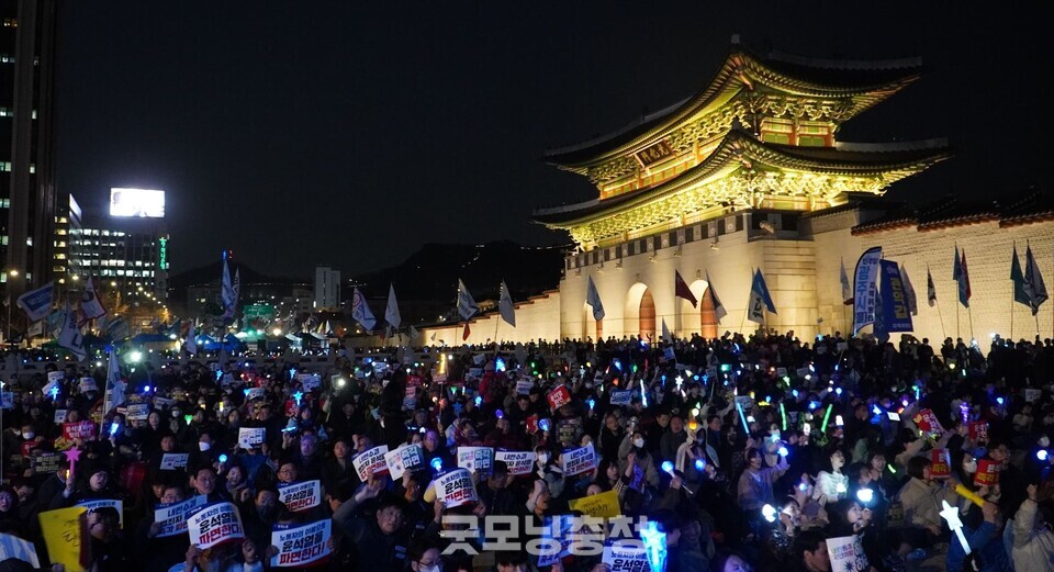 15일 오후 서울 광화문 앞에서 내란수괴 윤석열 파면 촉구 범시민대회가 개최됐다. 시민들이 응원봉을 흔들며 구호를 외치고 있다. (사진=굿모닝충청 설인호 기자)