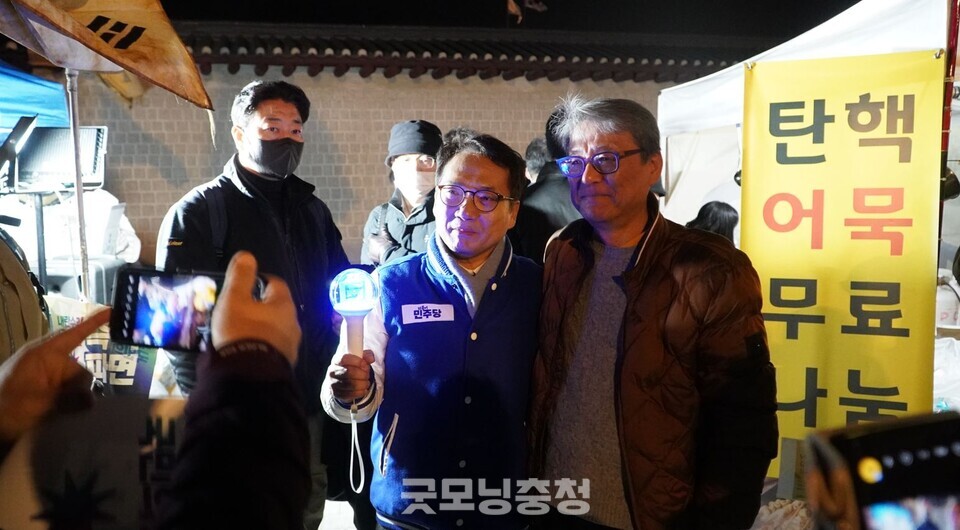 15일 오후 서울 광화문 앞에서 내란수괴 윤석열 파면 촉구 범시민대회가 개최됐다. 더불어민주당 박선원 의원이 시민과 함께 기념촬영을 하고 있다. (사진=굿모닝충청 설인호 기자)